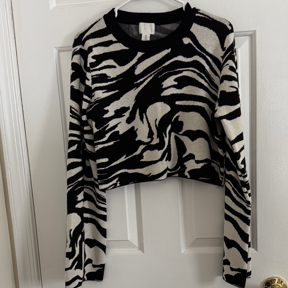 H&M Black and White Zebra Print crop Sweater with small bell sleeves. Size L